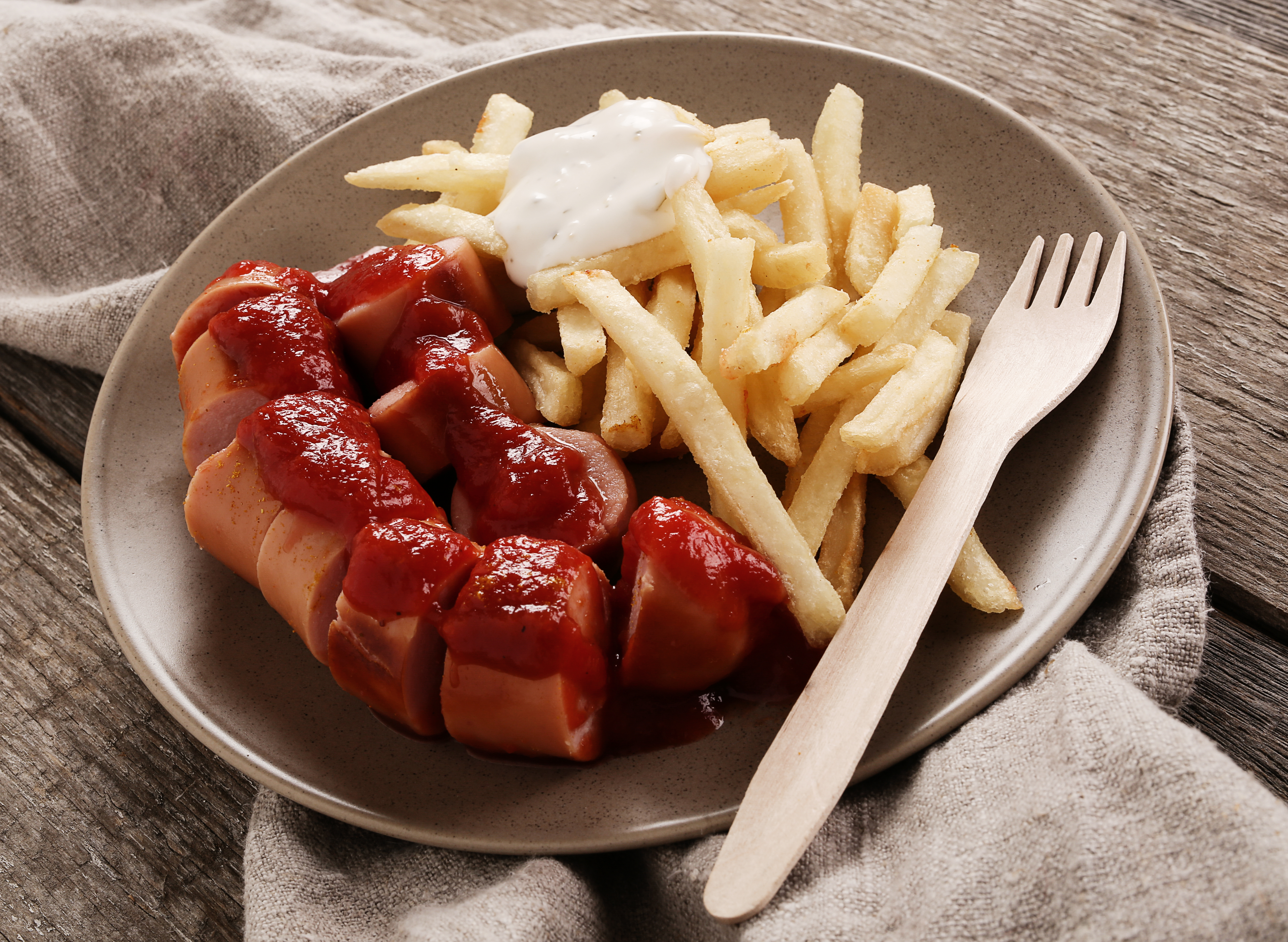 Eine Currywurst mit Pommes